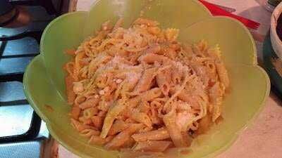 Cucina al microonde pasta pasticciata al tonno, olive e melanzane