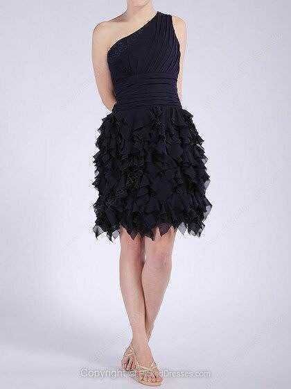 Elegante abito da cocktail nero con dettaglio asimmetrico e gonna a strati di georgette, perfetto per occasioni speciali e feste di classe.