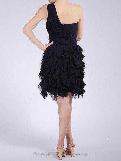 Elegante vestito da sera nero con dettagli in raso e gonna a balze, ideale per occasioni speciali e eventi formali. Perfetto per look sofisticati e di tendenza, valorizza la silhouette femminile.