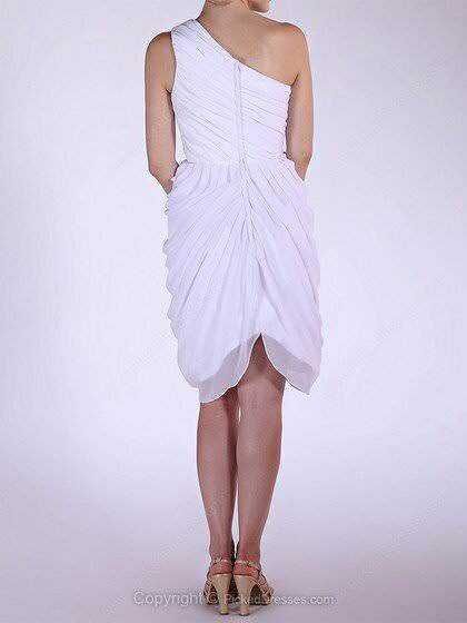 Elegante vestito bianco da sera con drappeggio e design asimmetrico, perfetto per occasioni speciali e eventi formali. Abito femminile di alta moda, ideale per elegance e stile sofisticato.