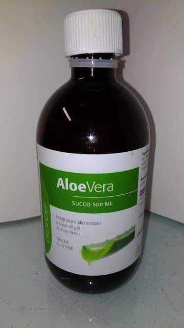 Aloe Vera succo naturale in bottiglia da 500 ml, prodotto alimentare ricco di proprietà benefiche per la salute e il benessere quotidiano.