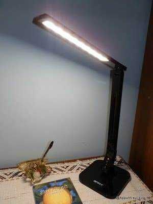Lampada LED da tavolo, un esempio di illuminazione a risparmio energetico per la casa