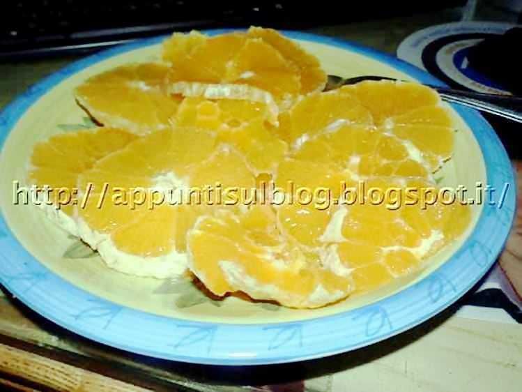 Arance Ribera DOP, ottima frutta da bere e da mangiare 5 Gialli pompelmi freschi con fiori arancioni su superficie di legno naturale.