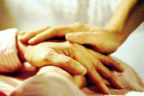 Associazione Antea Onlus protegge la qualità di vita dei malati 2 Assistenza e cure palliative a domicilio: Mani che si aiutano in un gesto di supporto, simbolo di cura e compassione, rappresentano l'empatia e il conforto tra le persone, in un contesto di amicizia e solidarietà.