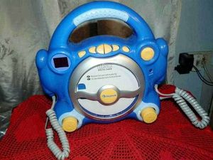 Lettore CD Karaoke per i bimbi 2 Retro console musicale per bambini, giochi e giochi musicali, giocattolo divertente e interattivo. Perfetto per intrattenere i più piccoli con suoni e musica, ideale come regalo educativo.