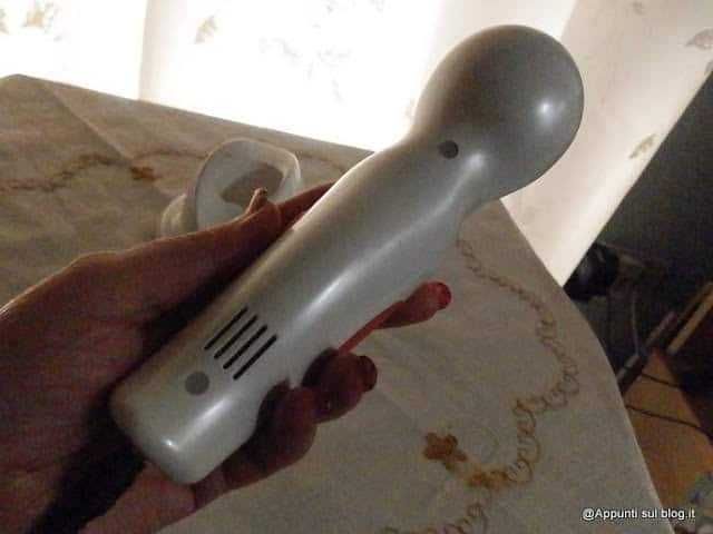 Aspirapolvere portatile senza fili per uso domestico, bianco e compatto, ideale per la pulizia di tappeti e superfici delicate. Design ergonomico e leggero, facile da usare e maneggiare.