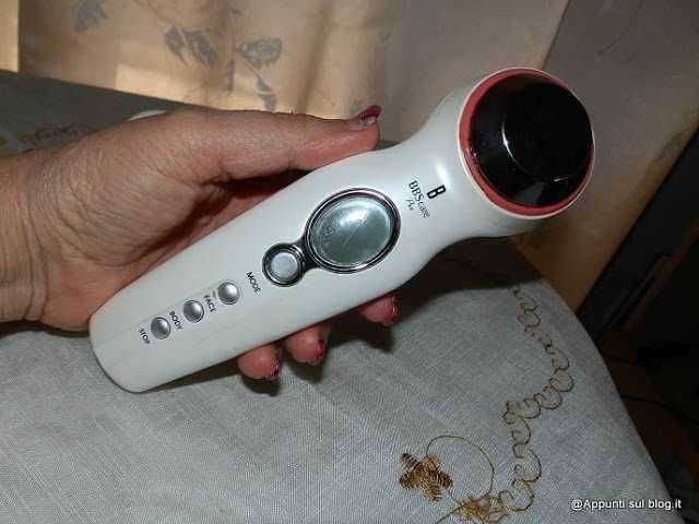 Aspiratore per uso domestico con manico ergonomico, ideale per pulizia e cura del corpo, design portatile e pratico, prodotto elettronico per il benessere e la cura personale.