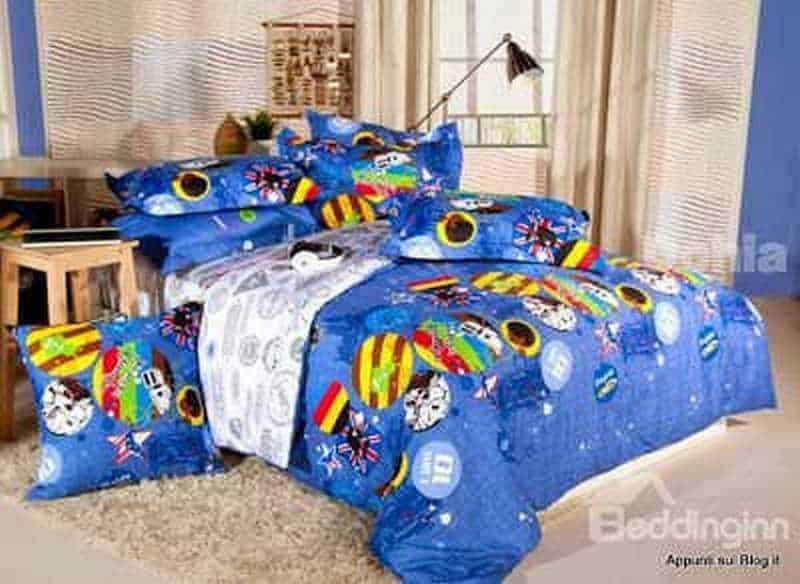 Colorato set di biancheria da letto con tema calcio e bandiere, ideale per tifosi e appassionati.