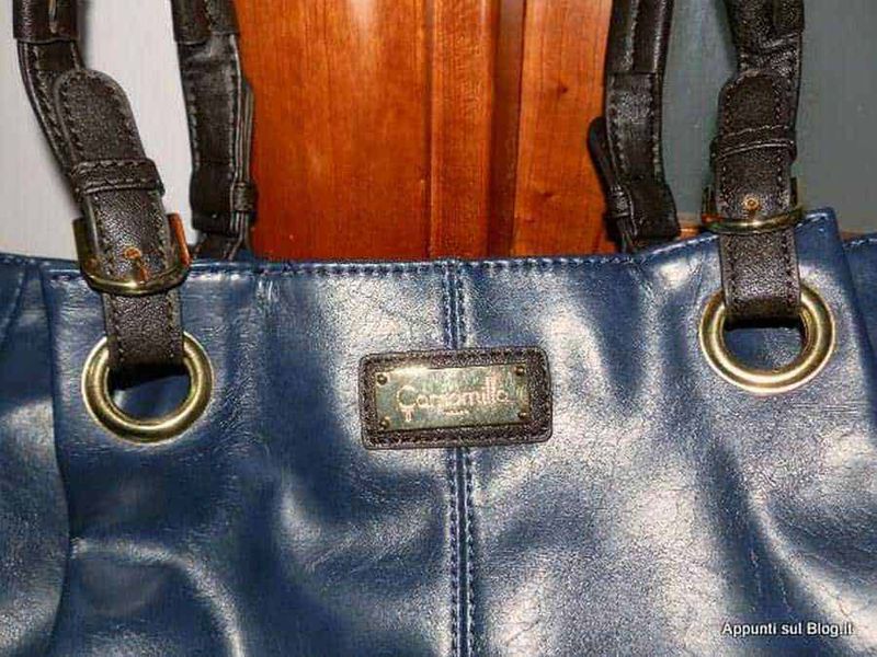 Borsa blu con interno a pois gialli, dettagli della tasca e chiusura magnetica, stile elegante e pratico per il lavoro o il tempo libero, fotografie di accessori femminili.