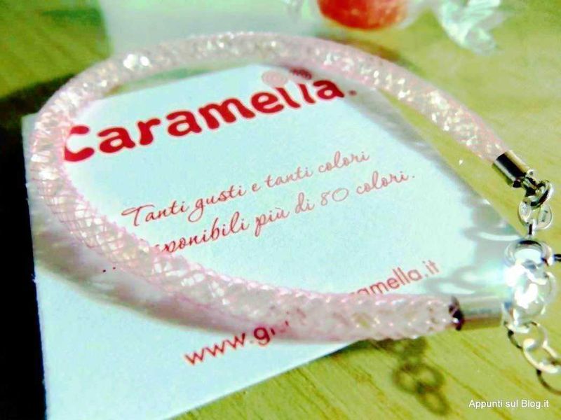 Caramella Gioielli low cost made in Italy 3 Bracciale di plastica trasparente rosa al polso di una persona.