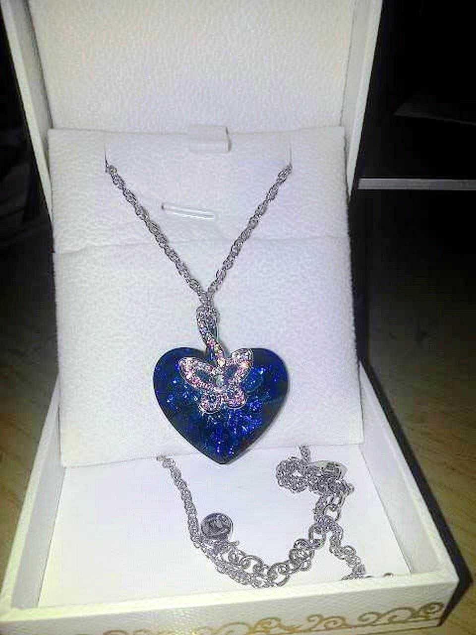 Collana e orecchini con cuore blu e farfalla in argento, eleganti gioielli da donna. Perfetti come regalo o per occasioni speciali, visibili in una scatola bianca con interno imbottito.