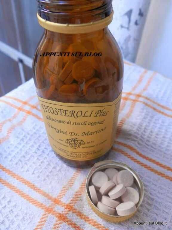 Integratori di erbe naturali in scatola e barattolo di pillole bianche, prodotti per la salute e il benessere. Appunti Sul Blog, focus su rimedi naturali e medicine alternative.