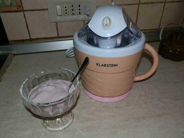 Lavate o preparazione di yogurt fatto in casa con macchina yogurt Klarstein e ciotola di vetro con yogurt pronto.
