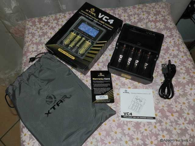 VC4 caricatore di batterie ricaricabile con 4 slot, accessori e manuale di istruzioni, confezione originale, ideale per ricaricare batterie di diversi dispositivi elettronici.
