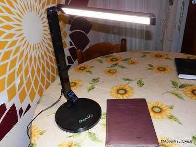 Luce da scrivania LED nera per studio e lettura con lampada regolabile.