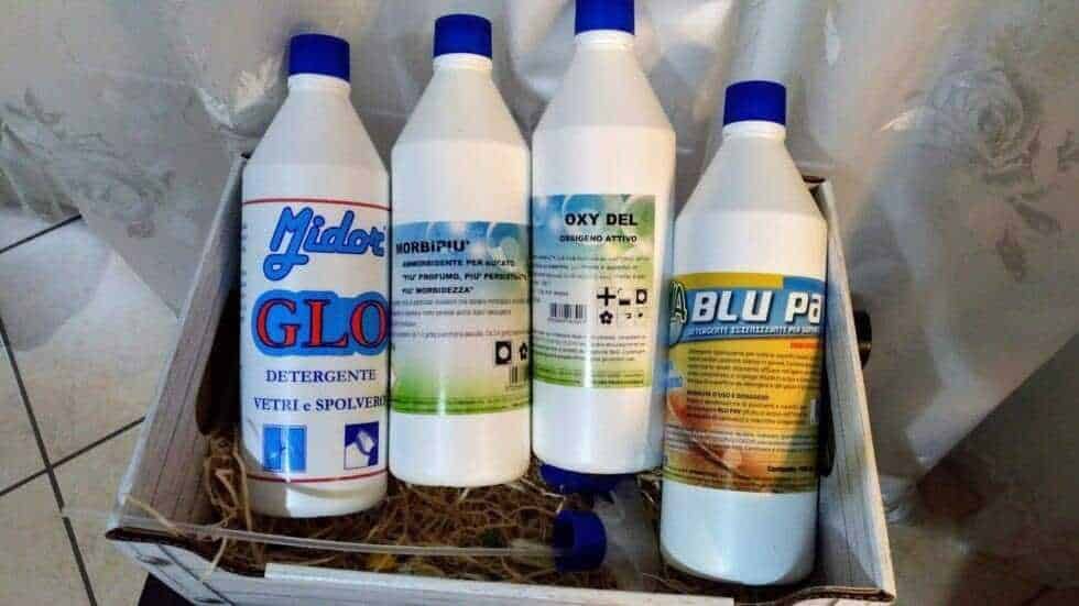 Prodotti per pulizia vetri e spolvero, detergenti e sbiancanti per superfici domestiche, bottiglie di detergente per sporco e polvere, strumenti per la pulizia domestica, prodotti chimici per la casa.