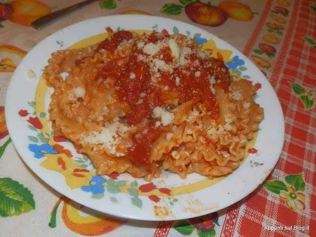 Tagliatelle ricce al pomodoro e basilico