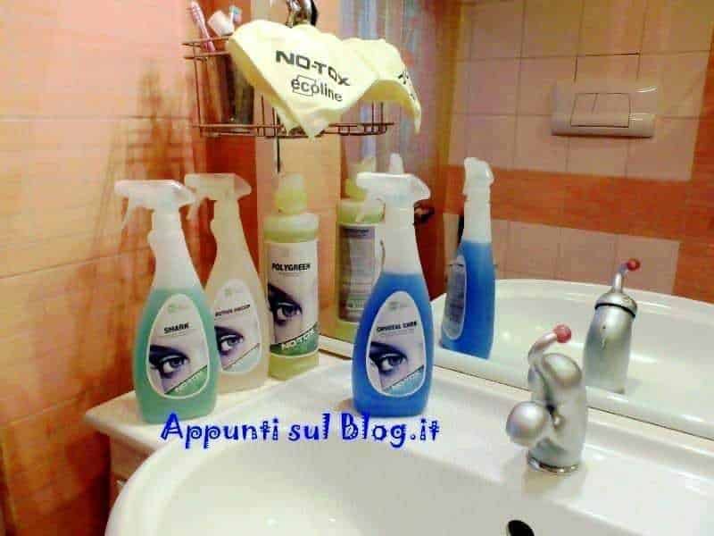 Pulitore per vetri con spray e prodotti per la pulizia del bagno, ambientazione bagno con lavabo e specchio, detergenti per superfici e strumenti di pulizia, manutenzione domestica, cura della casa, prodotti per la pulizia domestica.