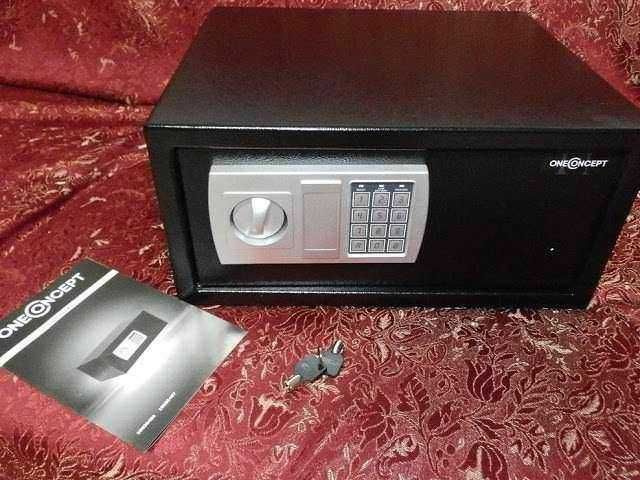 Cassaforte elettronica di sicurezza con codice digitale e chiave di emergenza, ideale per proteggere valori importanti in casa o in ufficio. Manuale di istruzioni incluso.