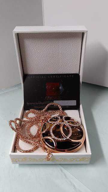 Collana con ciondolo color Champagne nella scatola