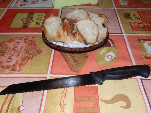 Fetta di pane croccante e cappuccino in una ciotola di vimini su tovaglietta decorativa Appunti Sul Blog, immagine di pane tostato e una spessa fetta di pane croccante in una ciotola di vimini su tovaglietta decorativa, ideale per colazione o spuntino.
