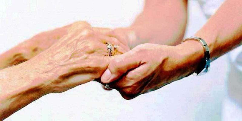 Regali solidali di Natale per Antea Associazione ONLUS 2 Regali di natale solidali: Mani che si tengono forte in un gesto di supporto e affetto tra due persone anziane e un adulto, simbolo di cura e solidarietà, rappresentando valori di empatia e assistenza in ambito sociale e familiare.