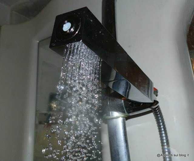 Diffusore doccia moderno con acqua che scorre, design elegante e funzionale per bagno, rubinetto doccia con getto morbido, accessorio bagno di alta qualità, installazione facile.