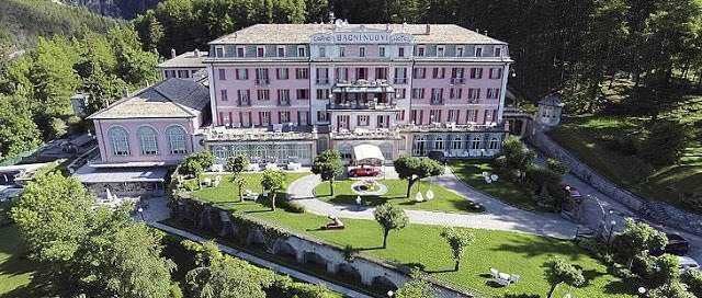 Hotel Abbadia in un'area panoramica immersa nel verde con giardini curati e architettura elegante, ideale per soggiorni di relax e benessere.