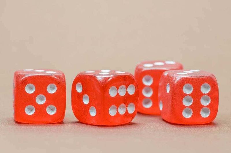 Giochi da tavola per migliorare le abilità del pensiero 2 Giochi da tavolo per il cervello: Dados di dadi rossi in primo piano, su sfondo neutro, representing gioco, probabilità e divertimento. Ideale per contenuti su giochi da tavolo, divertimento e statistica in ambito ludico.