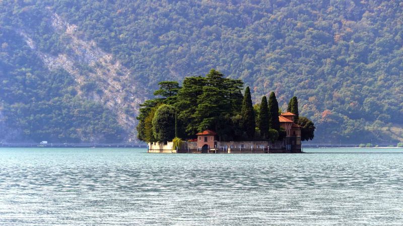 Lago d'Iseo cosa vedere: guida al lungolago e Montisola 5 Isola di Loreto a nord di Montisola