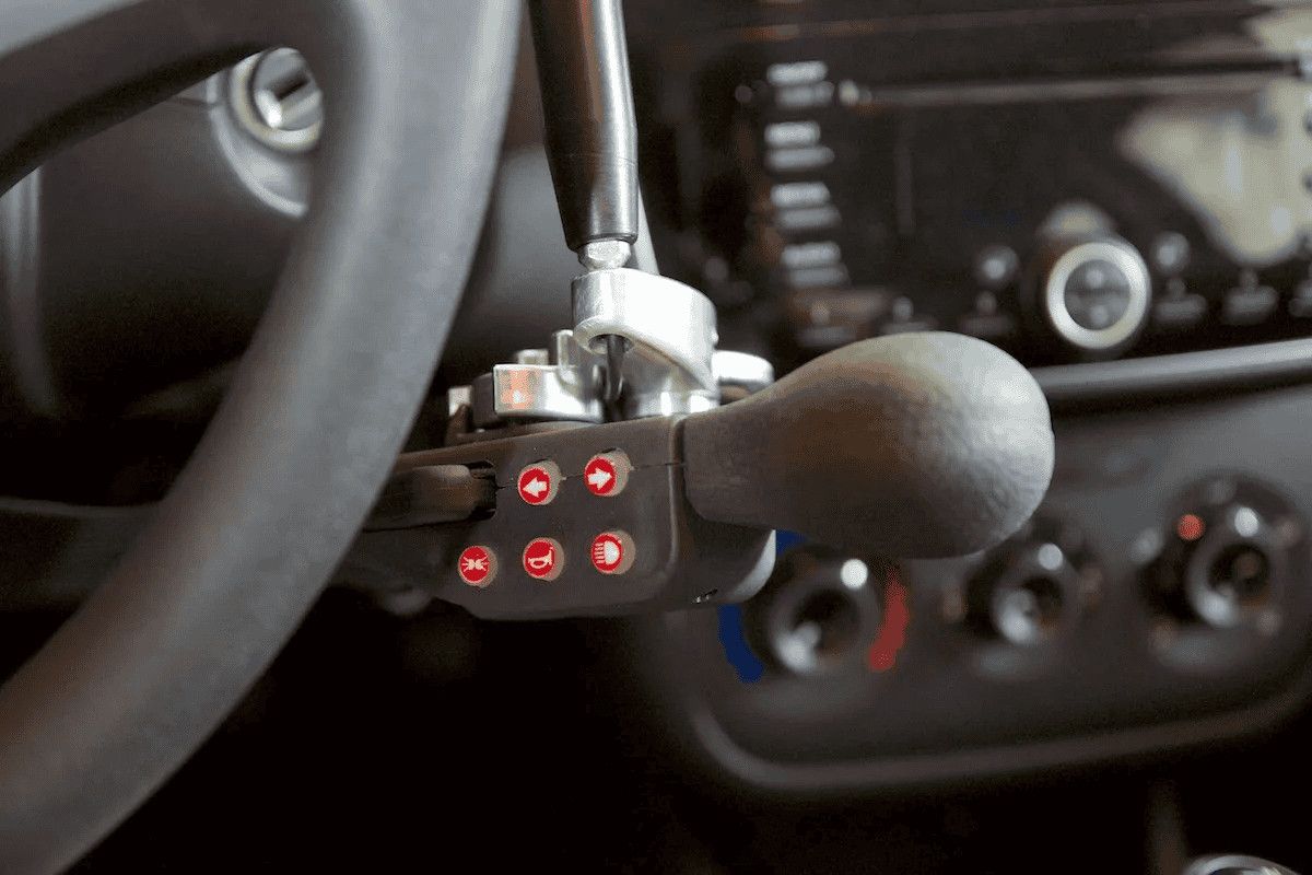 Immagine di un cambio manuale per auto, con dettagli sui comandi e sulla leva del cambio. Perfetta per guide e tutorial sulla guida sicura e manutenzione veicoli.
