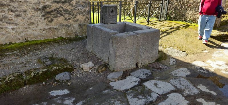 Scavi di Pompei: terme, bellezza e vita quotidiana nell'antica Roma 17 Fontane a Pompei posizionate ai crocevia
