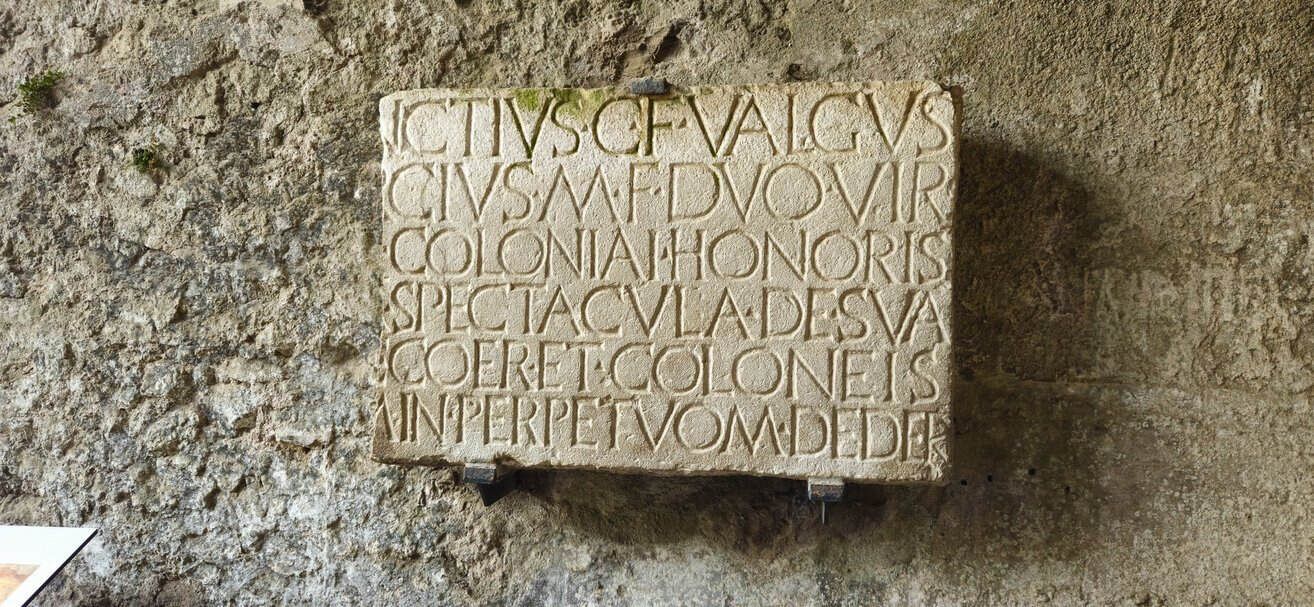 Iscrizione latina in pietra negli Scavi di Pompei