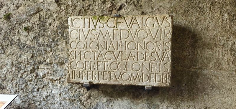 Scavi di Pompei: terme, bellezza e vita quotidiana nell'antica Roma 2 Iscrizione latina in pietra negli Scavi di Pompei