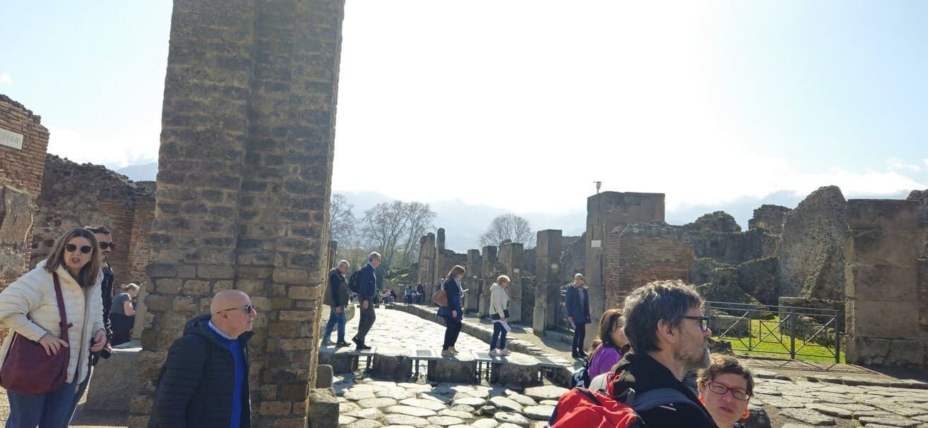 Le vie cittadine con passaggi pedonali