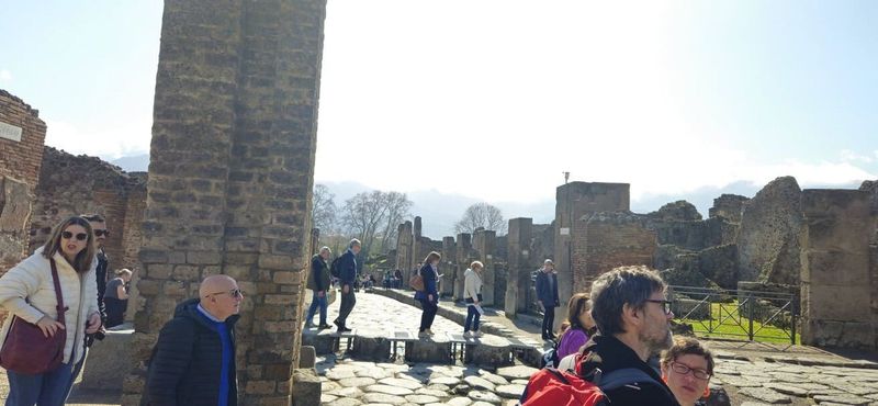 Scavi di Pompei: terme, bellezza e vita quotidiana nell'antica Roma 16 Le vie cittadine con passaggi pedonali