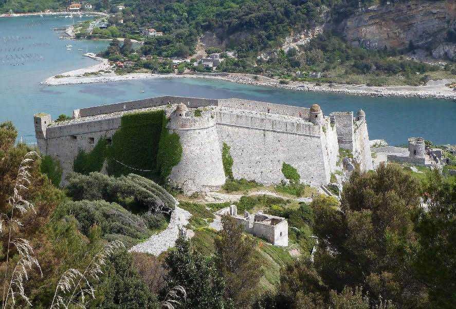Castello Doria di Portovenere. Fortezza storica sul mare con mura imponenti e paesaggi naturali, simbolo di storia e difesa in Italia, ideale per turismo e cultura.