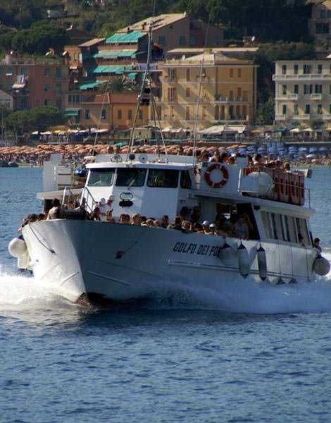 Navigazione in barca sul mare con vista sullo skyline di una città costiera italiana, imbarcazione turistica per escursioni e turismo marittimo in Italia.