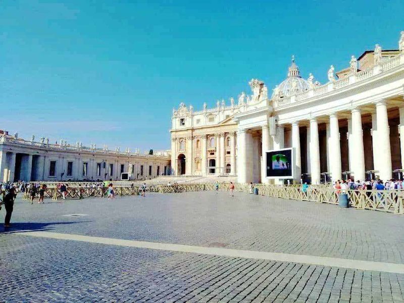 Roma capitale tour in mesi caldi 2 Roma in estate: Fontana storica a Piazza del Quirinale a Roma, con colonnato e turismo, esempio di architettura storica italiana.
