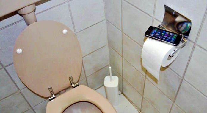 10 abitudini scorrette: Smartphone in bagno
