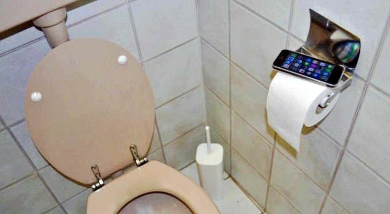 10 abitudini scorrette che propagano i germi 2 10 abitudini scorrette: Smartphone in bagno