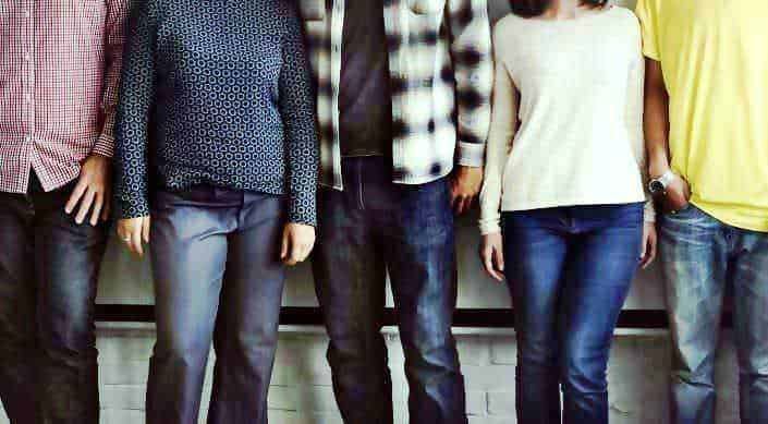 Sabato di giovani in abbigliamento casual, pronti per un evento sociale o shopping, mostrando diversità di stile e relax.
