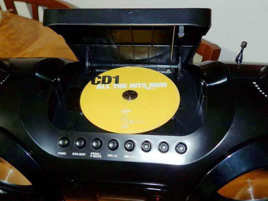 CD giradischi portatile con disco giallo "C1 all the hits now" in evidenza, ideale per appassionati di musica e DJ, con controlli facili da usare per mixare e ascoltare i brani preferiti.