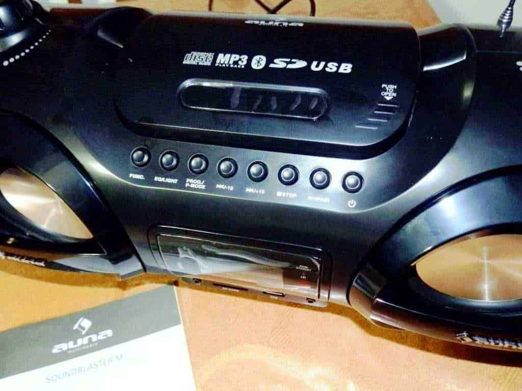 Lecteur CD portatile nero con funzioni di riproduzione MP3, Bluetooth, SD card e USB. Perfetto per ascoltare musica ovunque, con controlli multifunzione e design compatto.