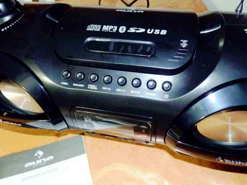 Stereo Boombox bluetooth 3.0 Auna Soundblaster 2 Lecteur CD portatile nero con funzioni di riproduzione MP3, Bluetooth, SD card e USB. Perfetto per ascoltare musica ovunque, con controlli multifunzione e design compatto.