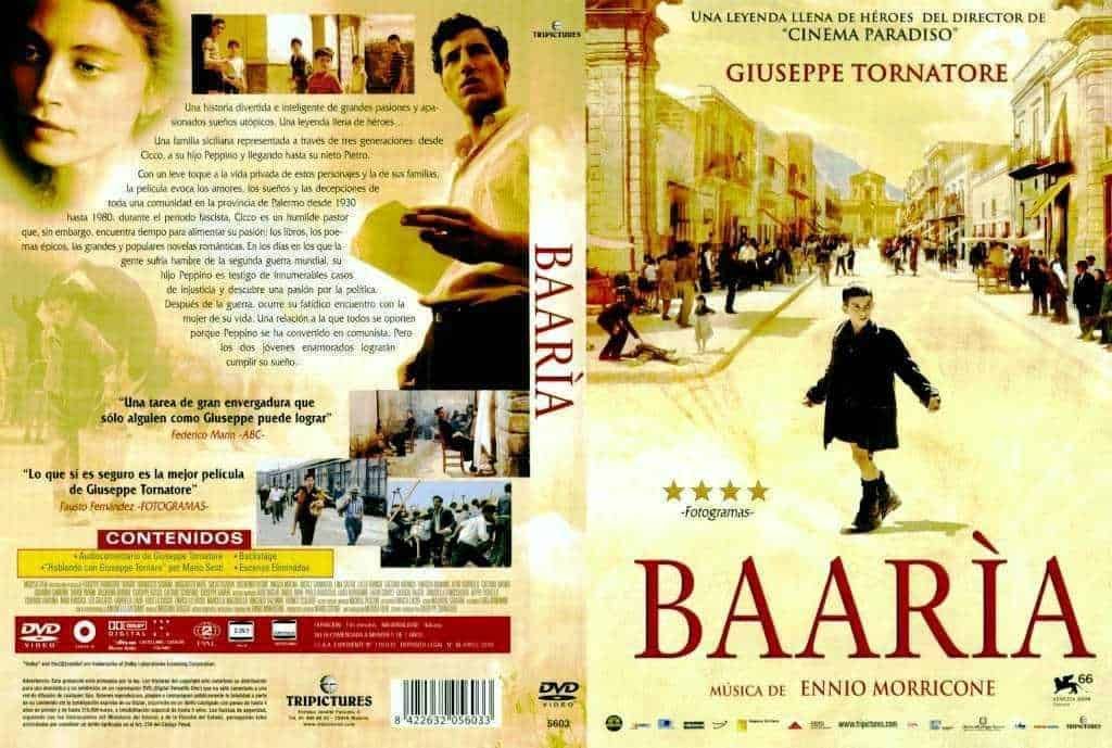 Ragazza in strada di un film storico ambientato negli anni '30 a Baaría, con città e persone in movimento, poster cinematografico di Giuseppe Tornatore, musica di Ennio Morricone, copertina del DVD di alta qualità, perfetto per appassionati di cinema classico italiano.