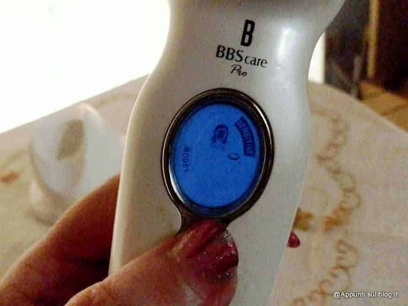BBS Care Pro con onde ad ultrasuoni per la pelle 2 Aspirapolvere portatile senza fili per uso domestico, bianco e compatto, ideale per la pulizia di tappeti e superfici delicate. Design ergonomico e leggero, facile da usare e maneggiare.