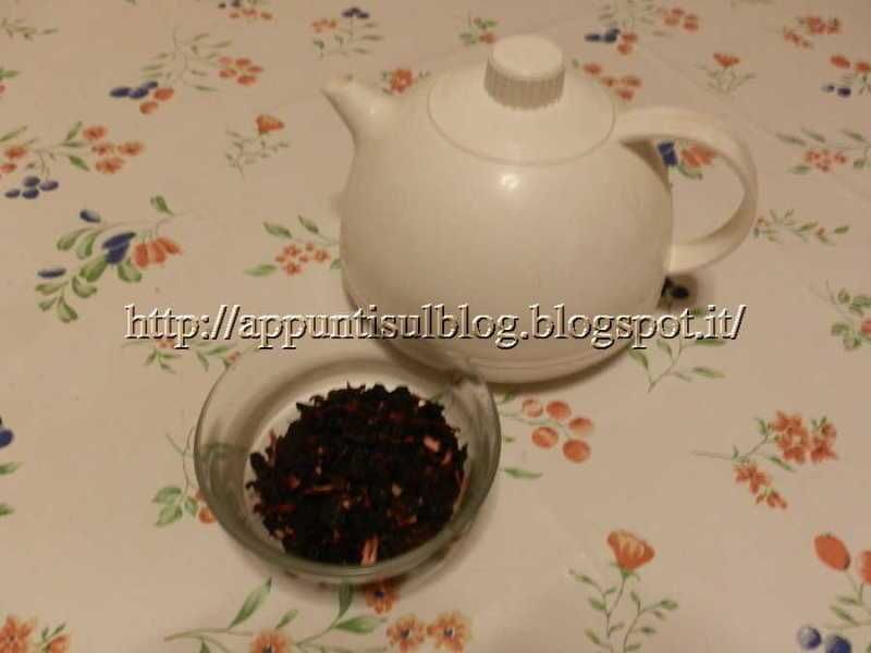 Foglio con etichetta "NR 9 - Base Aromatiche al Coriandolo - Integratore alimentare", decorato con fiori e foglie verdi, riposto su fondo beige.