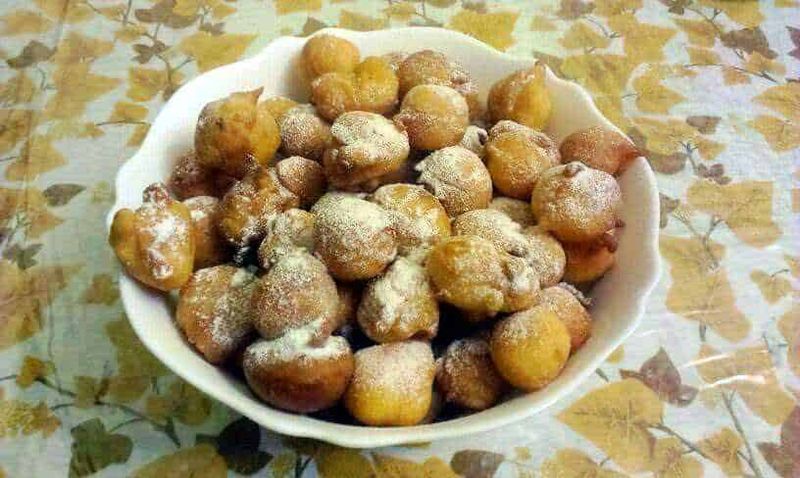 Carnevale, 2 dolci carnevaleschi tradizionali 5 Croccanti castagnole zuccherate pronte per essere gustate, perfette per dolci ricette tradizionali italiane e occasioni speciali.