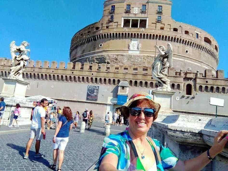 Castel Sant'Angelo a Roma, monumento storico e attrazione turistica famosa, visitato da numerosi turisti ogni anno, con una vista spettacolare sulla città e la sua storia.